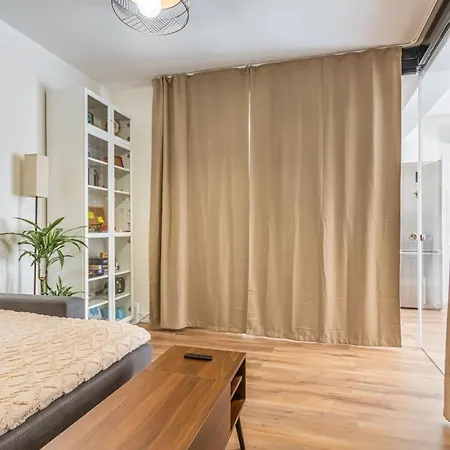 Guesthost - Bright Near Mestre Station *