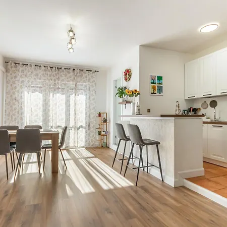 Guesthost - Bright Near Mestre Station